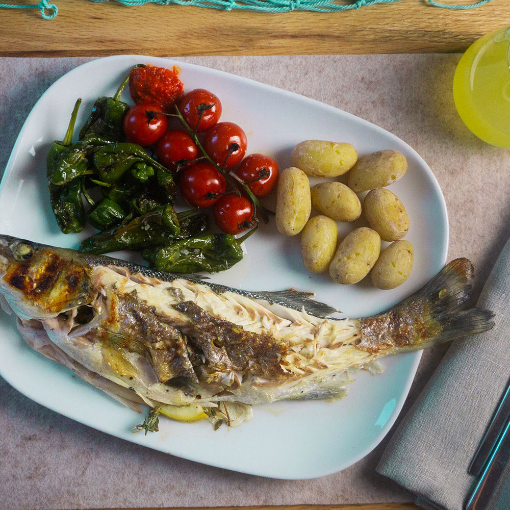 Gegrillter Wolfsbarsch mit Papas Arrugadas, Pimientos de Padron & Cherrytomaten