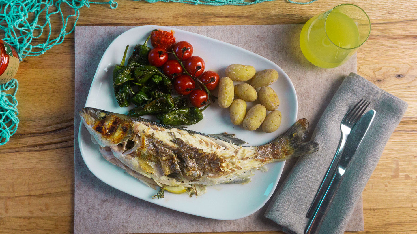 Gegrillter Wolfsbarsch mit Papas Arrugadas, Pimientos de Padron & Cherrytomaten