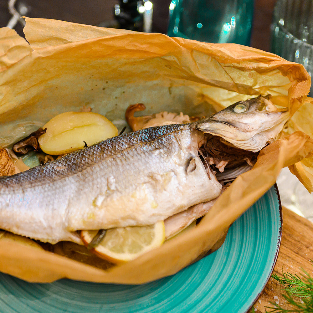 Ganzer Loup de Mer en Papillote mit gemischten Pilzen