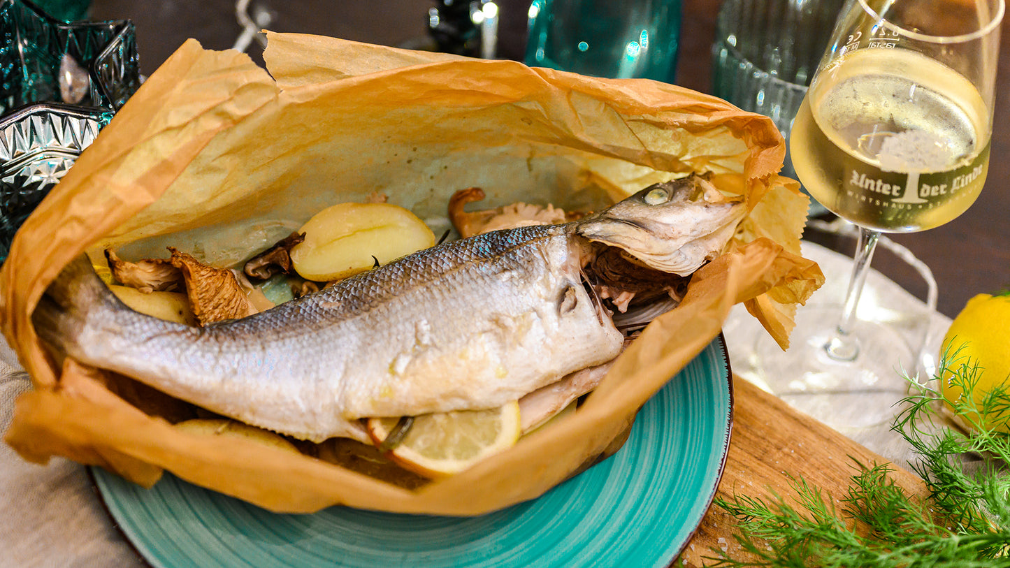 Ganzer Loup de Mer en Papillote mit gemischten Pilzen