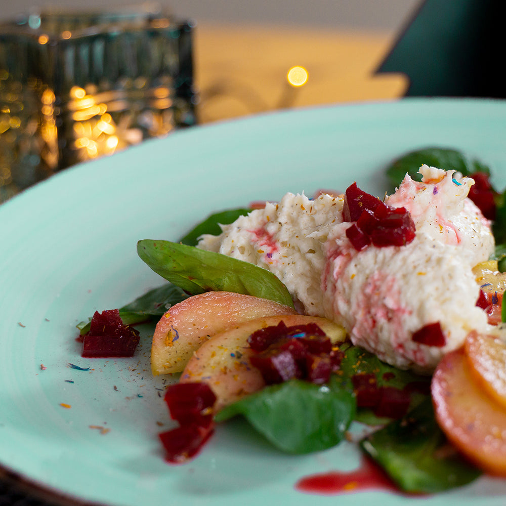 Räucherbarsch-Mousse an karamellisierten Äpfeln und Feldsalat