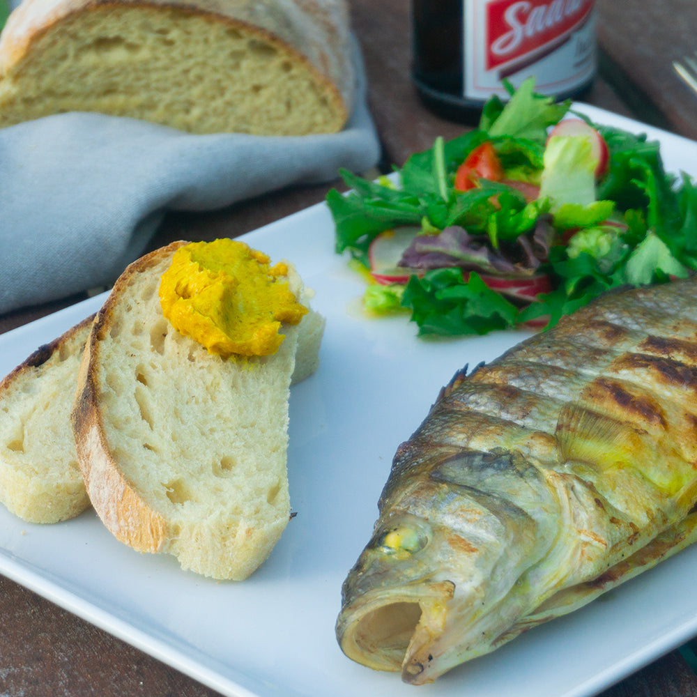 Schwenkbarsch mit Café de Paris-Butter und Ciabatta