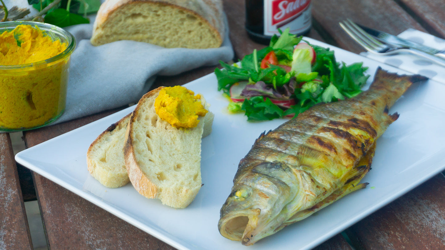 Schwenkbarsch mit Café de Paris-Butter und Ciabatta