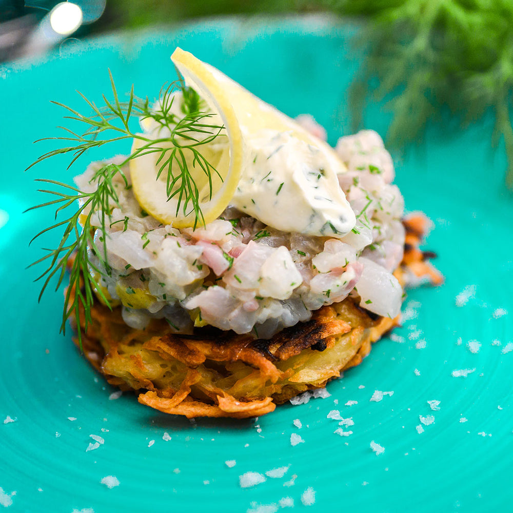 Tartar vom Wolfsbarsch auf Reibekuchen