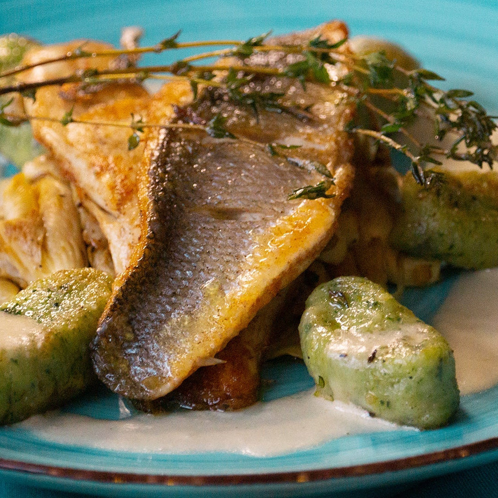 Wolfsbarschfilets auf Limonenseitlingen mit Spinatgnocchi & Weißweinsoße