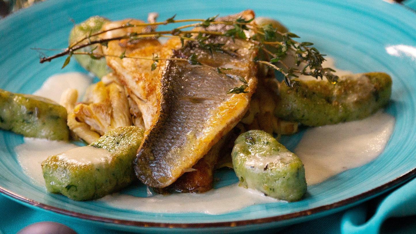 Wolfsbarschfilets auf Limonenseitlingen mit Spinatgnocchi & Weißweinsoße