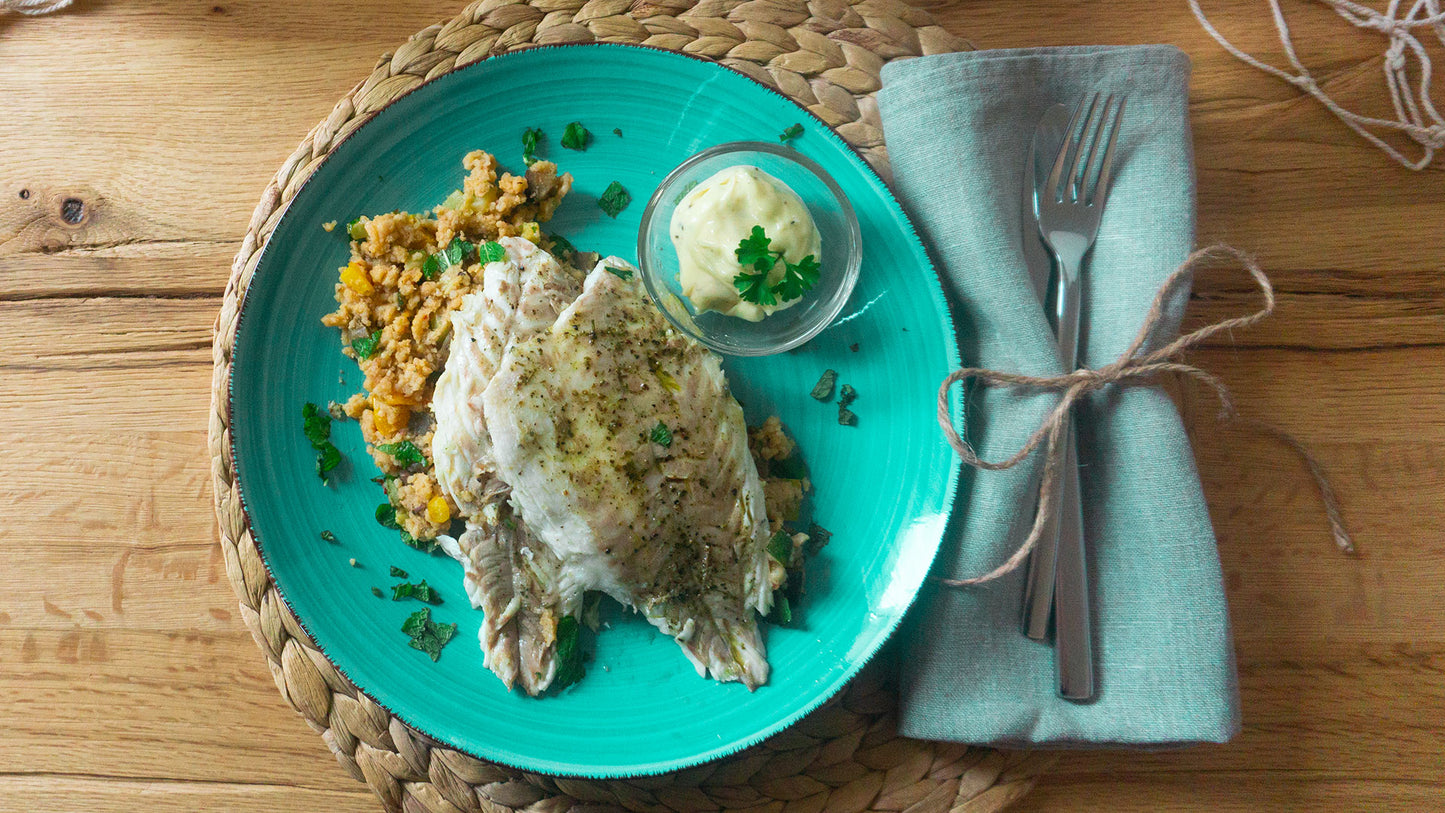 Wolfsbarschfilets mit Gemüse-Couscoussalat und Trüffelmayonnaise